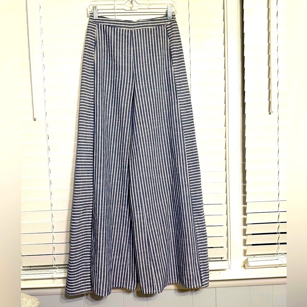 #6)  Lulus extra wide and open leg pants back zipper and 2 pockets Size Small